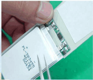 避免用鑷子之類(lèi)的利器接觸電芯表面，防止刺破電芯包裝而造成漏液。