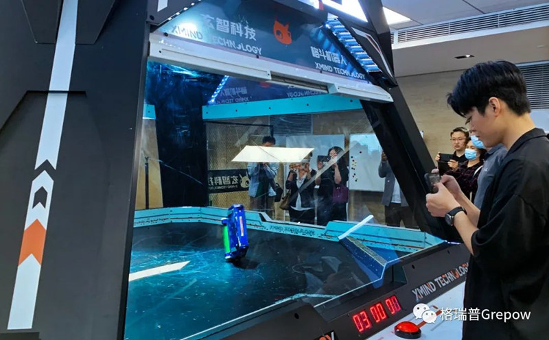 玄智科技同事在新辦公場所，展示了輕量級格斗機器人表演