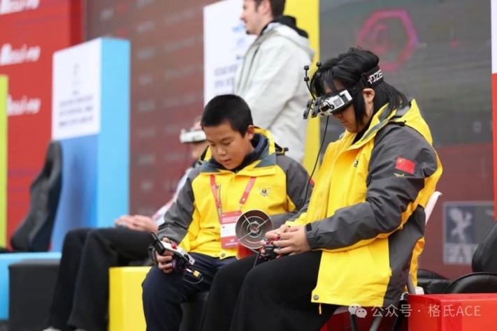 左張丹維、右羅一萌