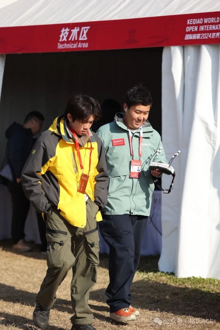 左云飛屹、右李冠辰