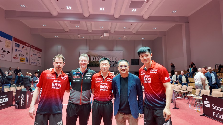 孟繁博與格瑞普T總，其他球員合影